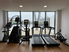 Fitness facility - Water Front Apartment Manchester, Luxury 2 Bedroom with Ensuite Gym & Cinema (Stretford)