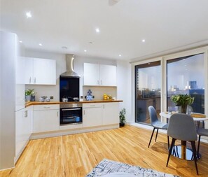 Private kitchen - Water Front Apartment Manchester, Luxury 2 Bedroom with Ensuite Gym & Cinema (Stretford)