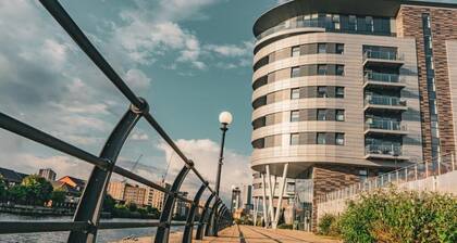 Water Front Apartment Manchester, Luxury 2 Bedroom with Ensuite Gym & Cinema