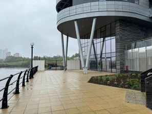 Property grounds - Water Front Apartment Manchester, Luxury 2 Bedroom with Ensuite Gym & Cinema (Stretford)