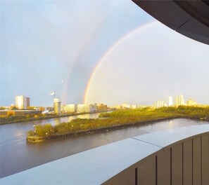 Property grounds - Water Front Apartment Manchester, Luxury 2 Bedroom with Ensuite Gym & Cinema (Stretford)