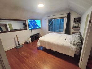 4 bedrooms, desk, iron/ironing board, free WiFi - East Vancouver - FIFA World Cup Detached House. Sleeps up to 10! (Vancouver)