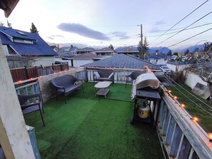 Property grounds - East Vancouver - FIFA World Cup Detached House. Sleeps up to 10! (Vancouver)