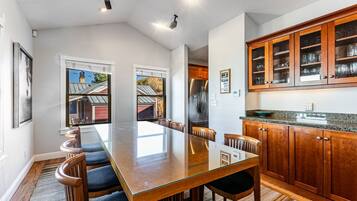 House, 5 Bedrooms | Dining