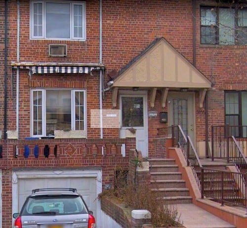 Astoria Cozy Townhouse 10 min to Manhattan