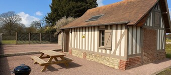 Charming cottage, Pays d'Auge. Near Cabourg & Dozulé (4km). High privacy.