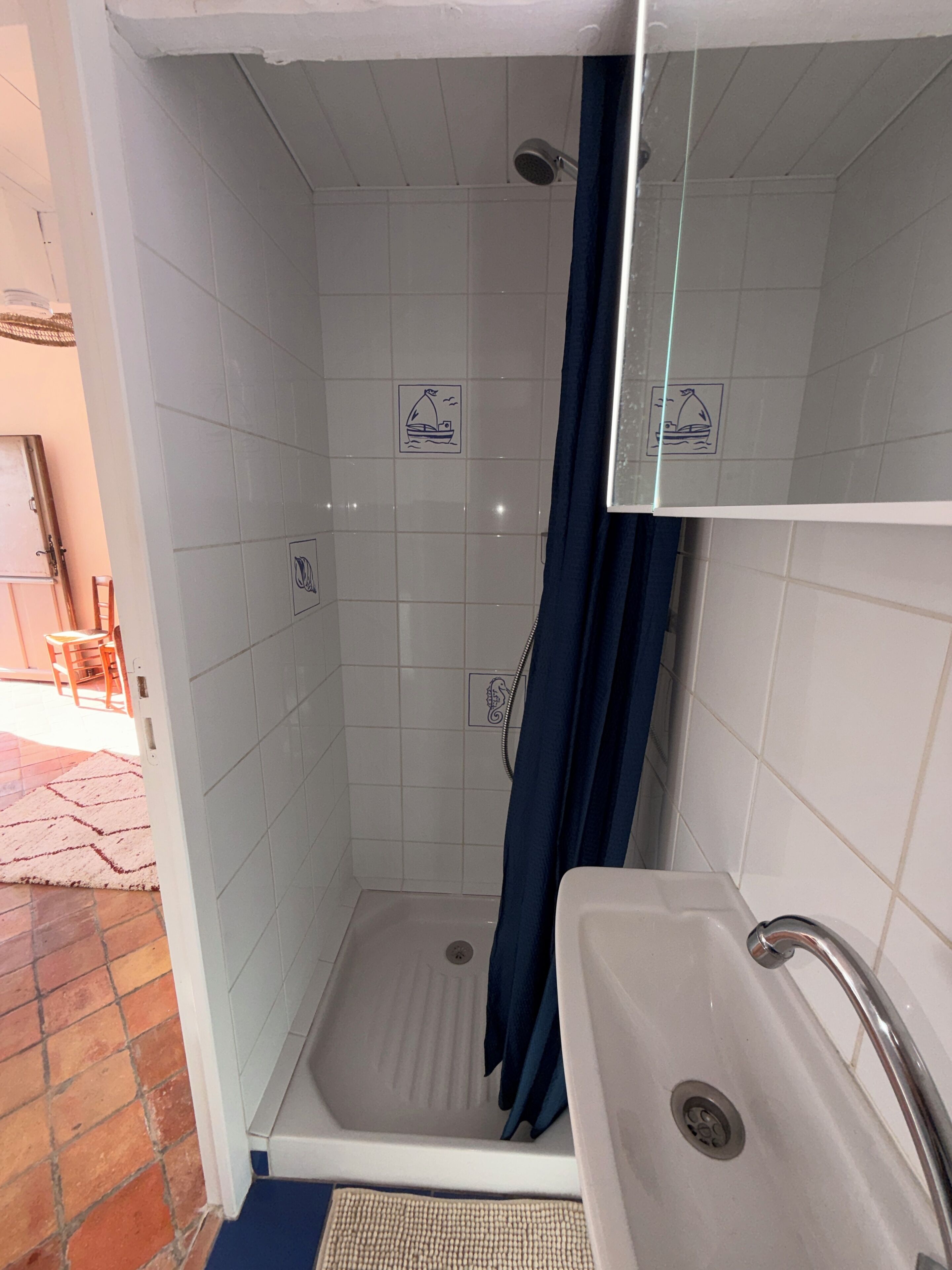Een douche, handdoeken, zeep, toiletpapier