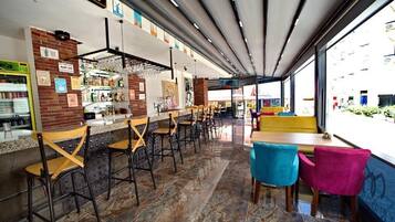 Chambre Double Classique, vue mer | Bar (sur place)