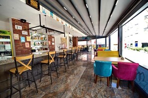 Classic-Doppelzimmer, Meerblick | Bar (in der Unterkunft)