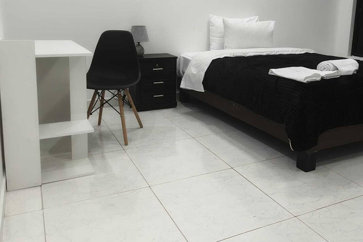 Habitación básica con 1 cama matrimonial o 2 individuales, vista a la ciudad