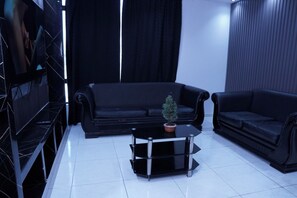 Suite clásica, vista a la ciudad | Área de sala de estar