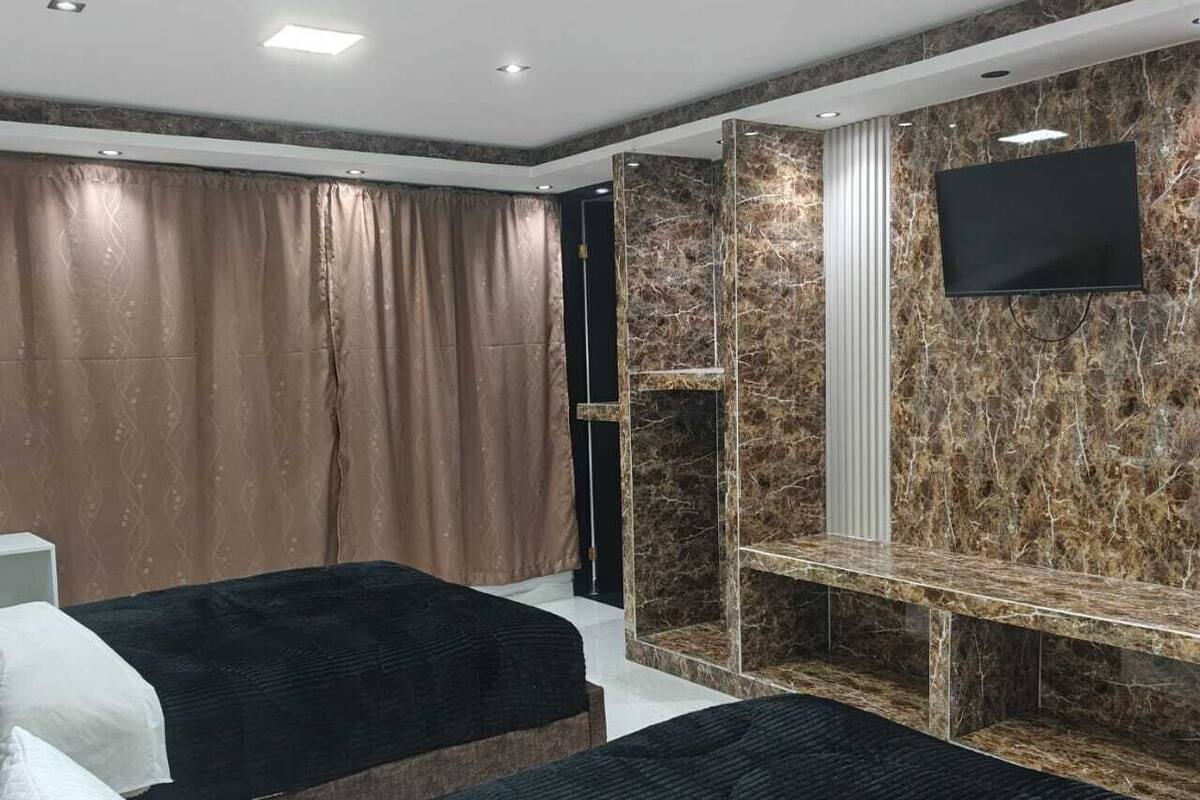 Habitación básica con 2 camas individuales, vista a la ciudad