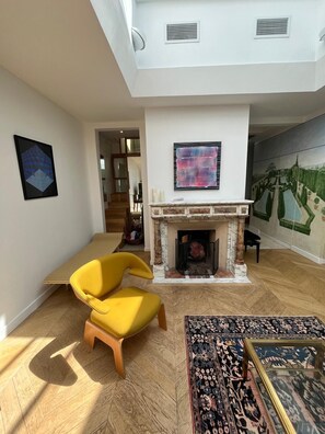 Interior - Artist's apartment with Polnareff piano (Paris)