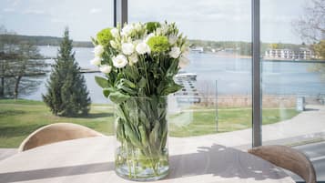 Exclusive Apartment, 2 Bedrooms, Lake View | Dining
