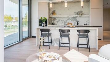 Exclusive Apartment, 2 Bedrooms, Lake View | Living area