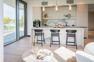 Apartamento exclusivo, 2 habitaciones, vistas al lago | Zona de estar