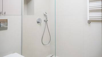 Deluxe Apartment, 1 Bedroom, Lake View | Bathroom | Shower, hair dryer, towels, soap