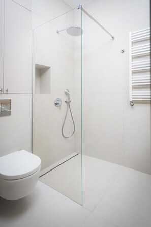 Apartemen Deluks, 1 kamar tidur, pemandangan danau | Kamar mandi | Shower, pengering rambut, handuk, dan sabun
