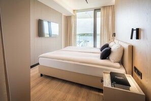 Exclusive Apartment, 2 Bedrooms, Lake View | Meja, ruang kerja komputer riba, seterika/papan seterika, Wi-fi percuma 