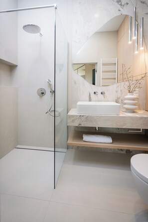 Căn hộ Exclusive, 2 phòng ngủ, quang cảnh hồ | Phòng tắm | Buồng tắm vòi sen, máy sấy tóc, khăn tắm, xà phòng 