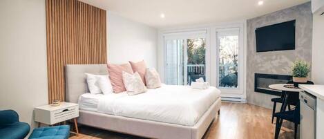 Deluxe Studio, Balcony, Courtyard View