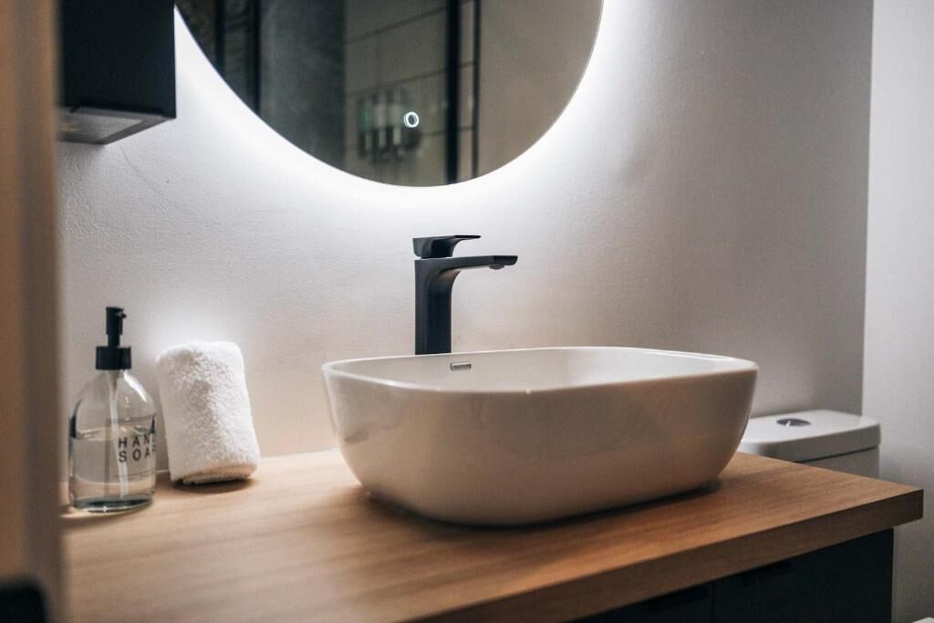 Studio Deluks, balkon, pemandangan halaman | Kamar mandi