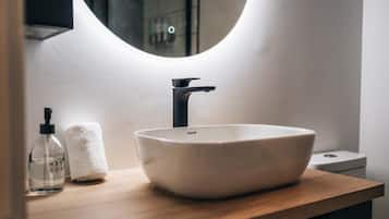 Studio Deluks, balkon, pemandangan halaman | Kamar mandi