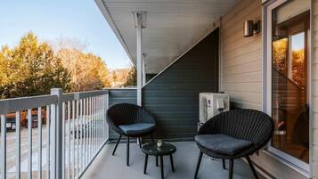 Studio Deluks, balkon, pemandangan halaman | Teras/patio