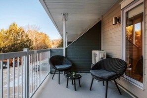 Studio Deluks, balkon, pemandangan halaman | Teras/patio