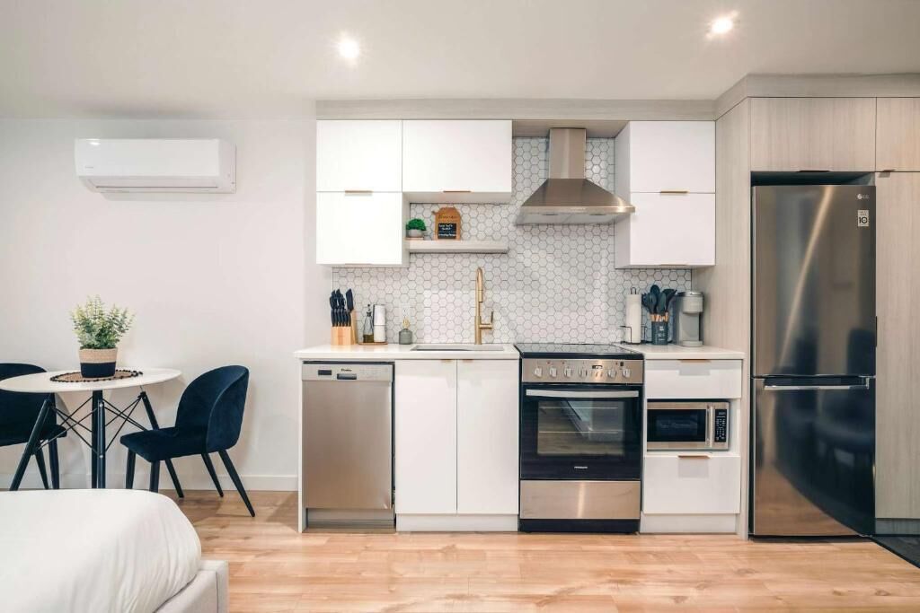 Studio Deluks, balkon, pemandangan halaman | Dapur pribadi