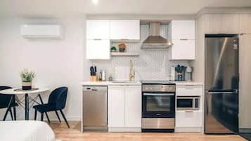 Studio Deluks, balkon, pemandangan halaman | Dapur pribadi