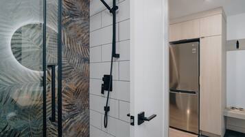 Deluxe studio, balkon, uitzicht op de binnenplaats | Badkamer
