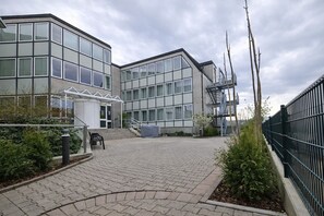 Exterior - Check-Inn Hotel - Offenbach (Offenbach am Main)