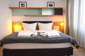 Desk, laptop workspace, free WiFi - Check-Inn Hotel - Offenbach (Offenbach am Main)