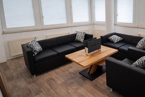 Living area - Check-Inn Hotel - Offenbach (Offenbach am Main)