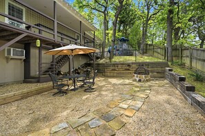 Outdoor dining - Family Fun Retreat Game Room Dog Run +Slide Texoma (Pottsboro)