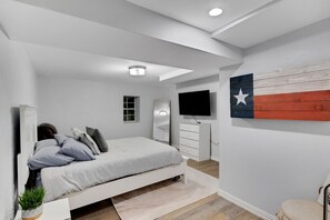 4 bedrooms, iron/ironing board, free WiFi, bed sheets - Family Fun Retreat Game Room Dog Run +Slide Texoma (Pottsboro)