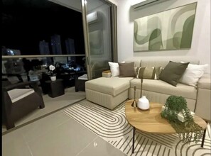 Una Smart TV, videojuegos, una mesa de tenis de mesa