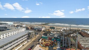 Sun-loungers - 1 Bedroom Condo Next to Boardwalk with Parking, Pool and Hot Tub (Ocean City)