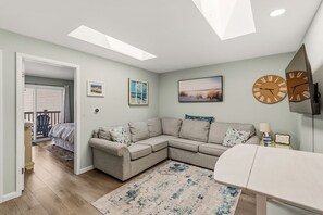 Smart TV - 1 Bedroom Condo Next to Boardwalk with Parking, Pool and Hot Tub (Ocean City)