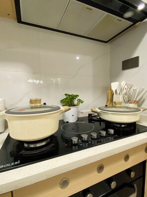 Private kitchen - Executive 2BR Kileleshwa | Pool, Gym, Balcony, Bay Window Retreat (Nairobi)