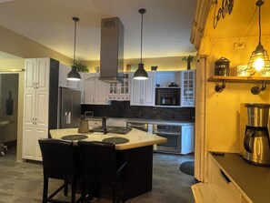 Private kitchen - The Robert Scott Residence - Timeless Elegance  (Mount Forest)