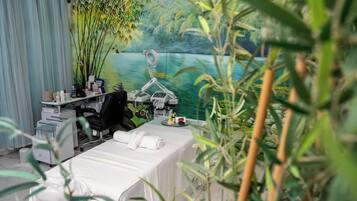 Couples treatment rooms, sauna, hot tub, steam room, body treatments