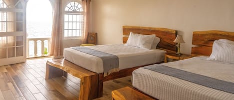 Caja de seguridad en la habitación y escritorio