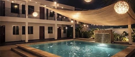 Phòng tiện nghi đơn giản, quang cảnh vườn | Hồ bơi