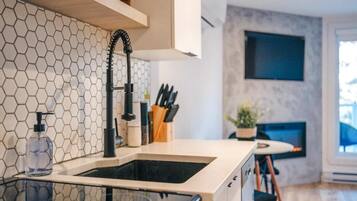 Studio Deluks, balkon, pemandangan halaman | Dapur pribadi