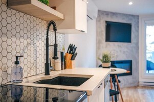 Estudio Deluxe, balcón, vistas al patio | Cocina privada