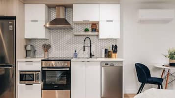 Studio Deluks, balkon, pemandangan halaman | Dapur pribadi