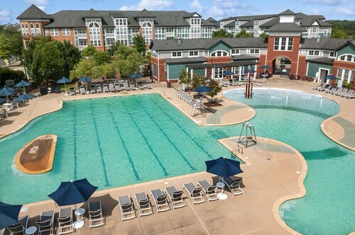 Luxury 4-Level Townhouse, Pool Access, 2 Balconies
