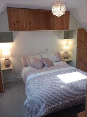 3 habitaciones, tabla de planchar con plancha y cuna de viaje 